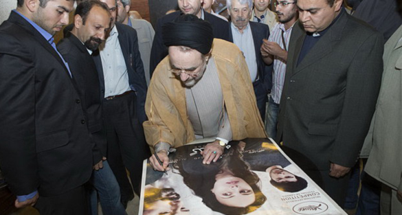گزارش ایسنا از نمایش فیلم فرهادی برای سید محمد خاتمی / پوستری که به یادگار گذاشته شد